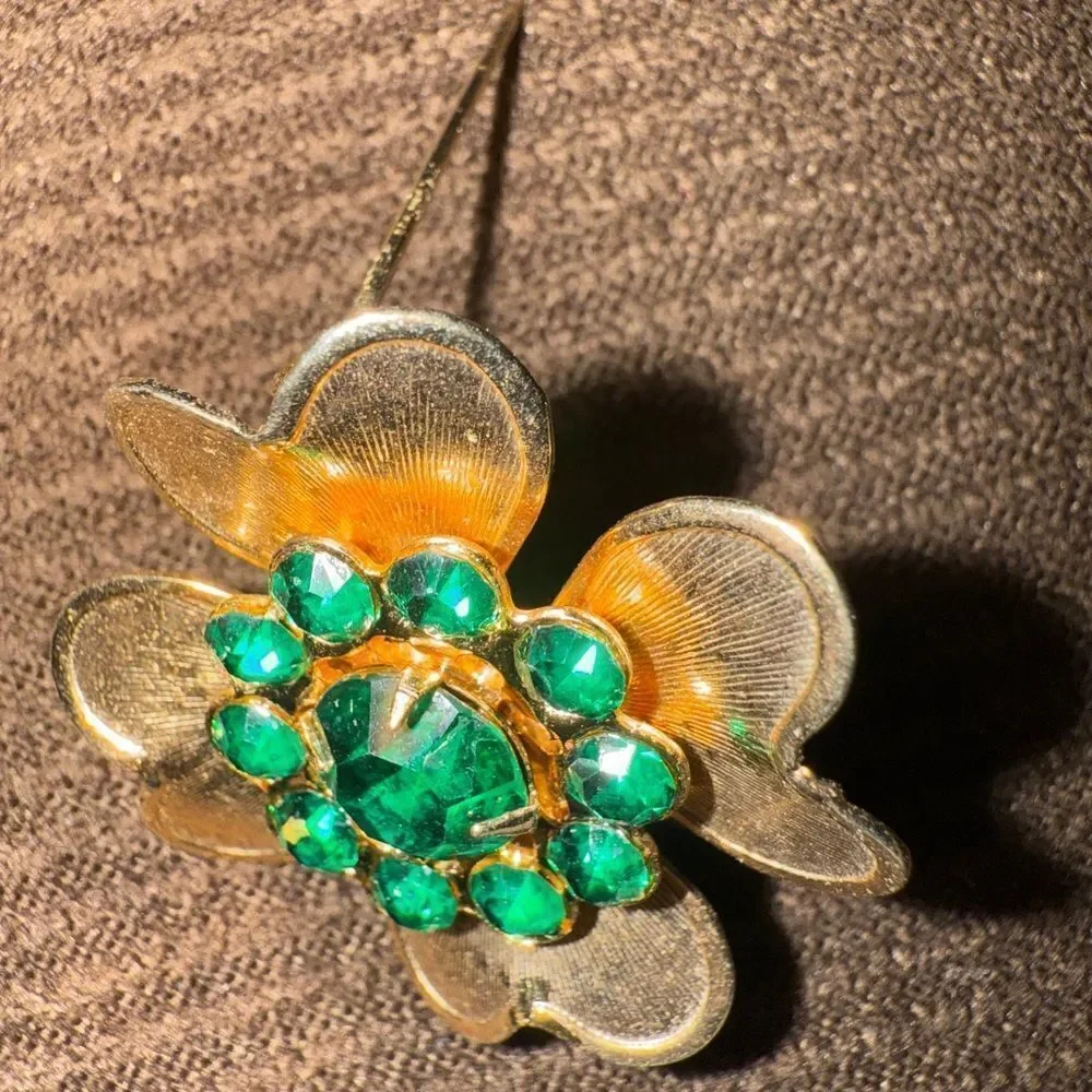 Vintage Gold-Tone Flower Brooch with Emerald Green Rhinestones